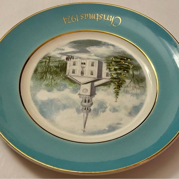 Vintage Avon Wedgwood 1974 Christmas Plate, Country Church Collectible - Picture 6 of 15